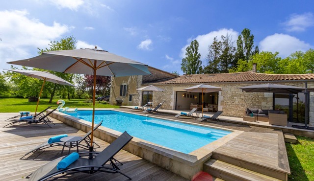 Private heated pool. Quiet location, 2km to restaurant. Near to historic towns