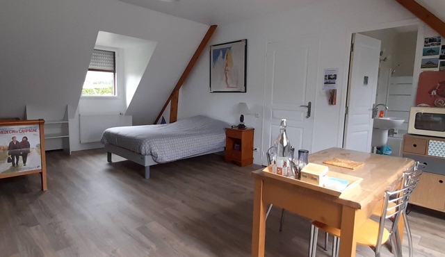 Private room for 2 people and 1 baby bed in a quiet area, not on a housing estate.