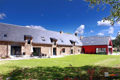 Propriete de 2 chambres avec piscine partagee terrasse et wifi a Theix