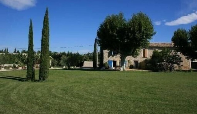 Provencal farmhouse rental of 200 m2 with swimming pool close to Avignon, Vaucluse