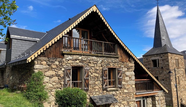 Pyrenean stone chalet 10 minutes from the ski slopes, ideal for hiking.
