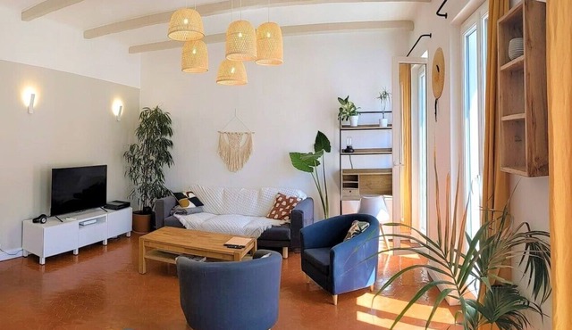 Quiet, charming and bright, 2 steps from the shopping center and the old port.
