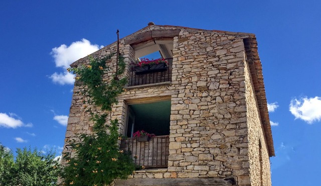 QUIET SECURE LOCATION FOR 2, CENTRAL TO POPULAR DESTINATIONS.