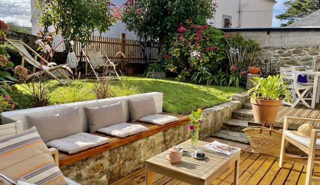 Quiet vacation home with enclosed garden 200m from Tréboul beaches.