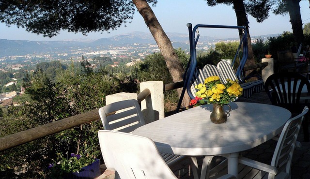 QUIET VILLA WITH VIEW AND POOL, AT THE FOOT OF PARC ST PONS AND 15 MINUTES FROM CASSIS