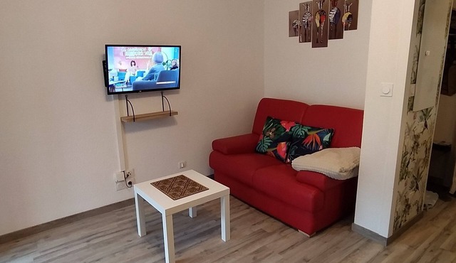 Quiet, well-located 1 bed 140, secure covered parking
