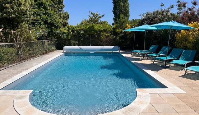 Refurbed 4 bed/3 bath (sleeps 8-12) fibre wifi + private pool amongst the vines