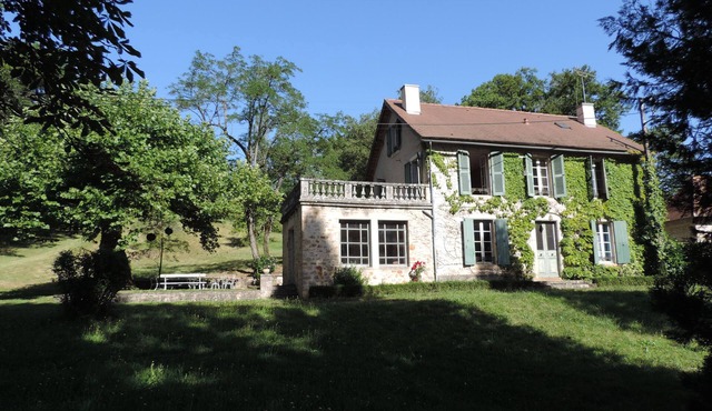 Rent old family house Villeneuve d'Aveyron