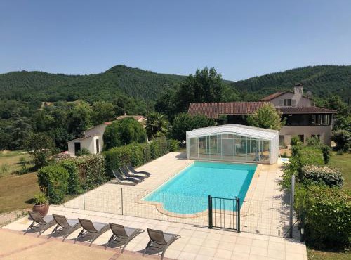 Rez de Piscine, 10 Personnes - RÊVE DE PAPILLON et À L'étage, 5 Personnes - NID D'ÉTOILES, Il s'agit bien de deux gîtes individuels qui sont reliés par un escalier interne, cela permet a une grande famille de louer les deux gîtes