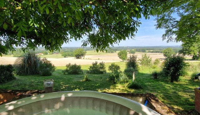 Romantic Gîte Cezanne with Jacuzzi, Two Terraces and Sunset Views in Lot-et-Garonne