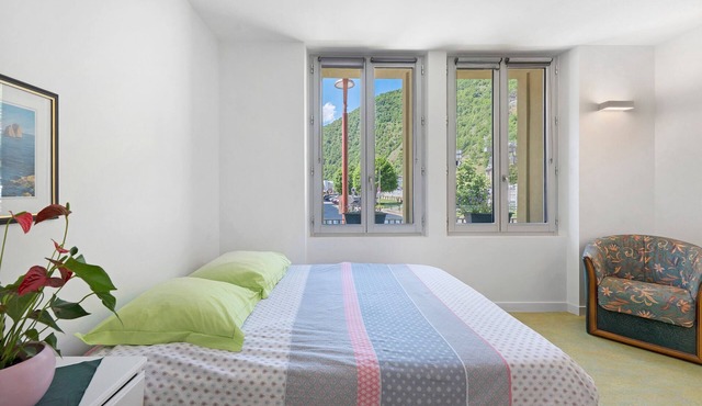 Room 3 – Le Toit Vert Hostel: Simplicity and Warmth in the City Center
