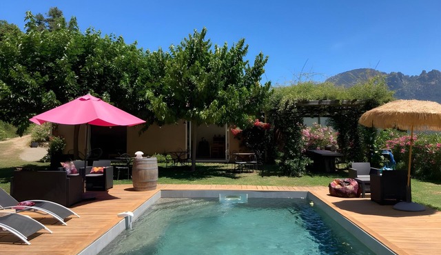 Room 'Renno' with Shared Pool, Wi-Fi and Air Conditioning