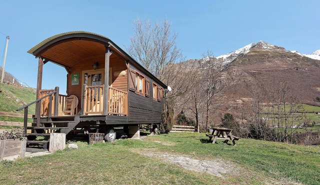 Roulotte Edelweiss – Unique Wooden Caravan Stay in Gavarnie