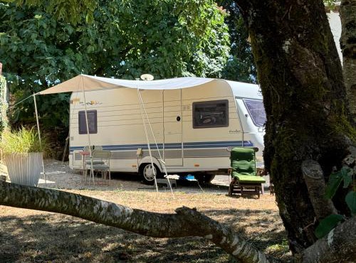 Ruime caravan met prive sanitair, laadpaal en vast bed