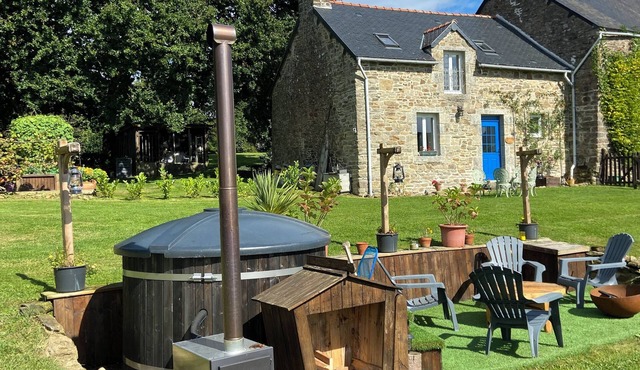 Rural country cottage with hot tub in the tranquil Breton countryside