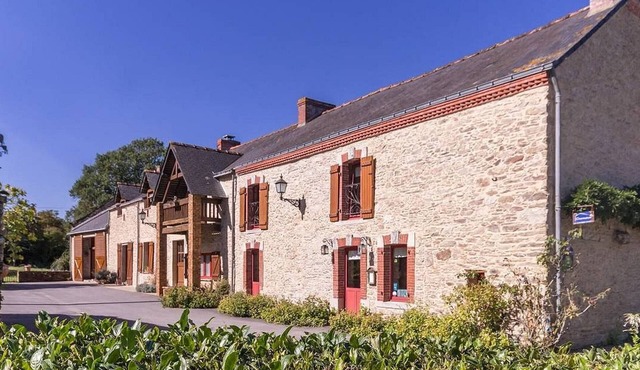 Rustic Charm in Bouvron: Cozy Room, Private Ensuite, Child-Friendly Amenities & Fireplace Breakfast