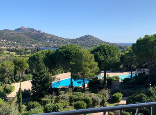SAINT RAPHAEL, CAP ESTEREL Le Hameau. Vue mer