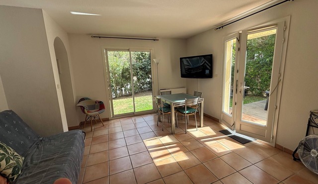 Secure residence. Waterfront villa. Beach 50m from residence, Garden,