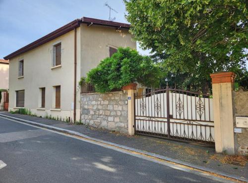 Spacieuse maison de 3 chambres disposant d'un grand jardin