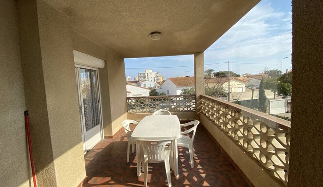 Spacious 2-BR Apartment with Terrace, Parking, Near Beach – Sleeps 6