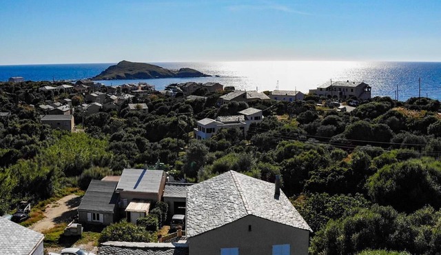 Spacious and bright apartment 200m from the sea at the tip of Cap Corse.