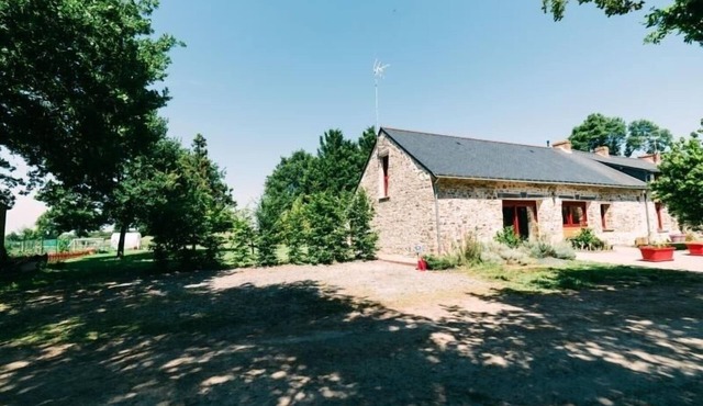 Spacious Countryside Retreat with Terrace, Pet-Friendly, WiFi, Playground & Fishing Nearby
