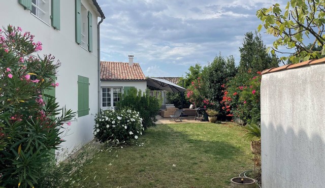 Spacious Family Home close to the beach and market