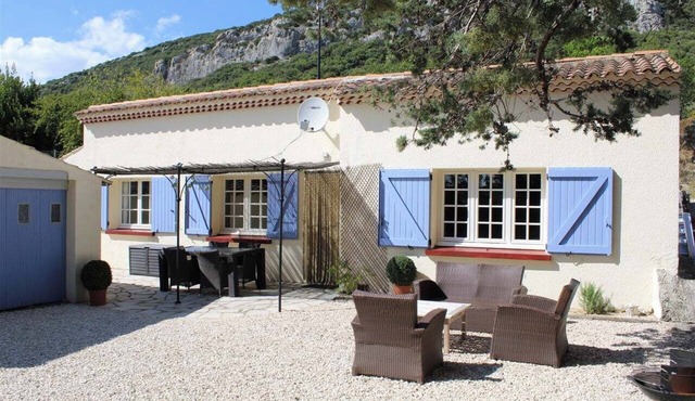 Spacious gîte with pool and all comforts, at the foot of Mont Bouquet, near Uzes