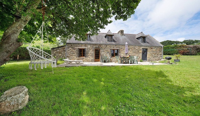 Spacious House with Gardens, Near GR34, Crozon