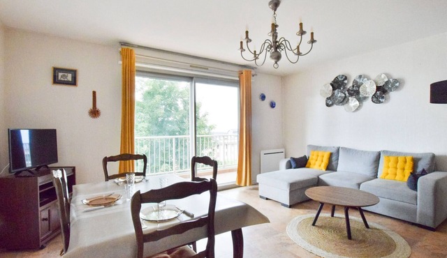 Spacious refurbished apartment with balcony and garage, near city center