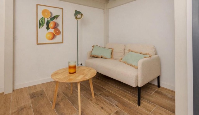 Studette cosy au Cannet
