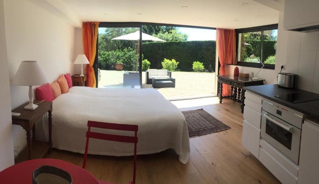 studio 36m2, dans un beau domaine privée au calme.