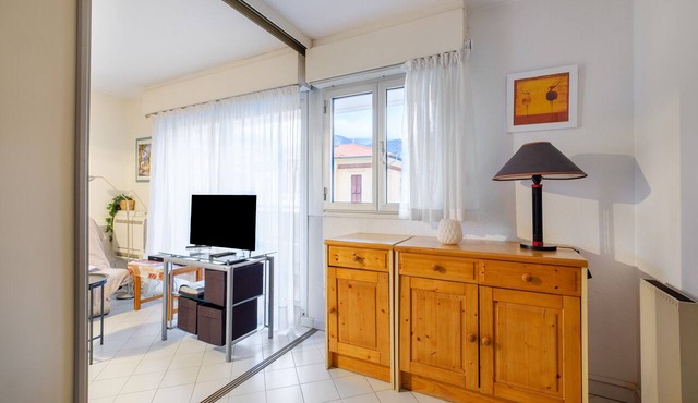 Studio Apartment 'Riviera Beach Anemone' with Mountain View, Wi-Fi and Air Conditioning