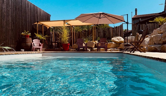 Studio Apartment 'La Salamandre Enchantée' with Shared Pool, Private Terrace and Wi-Fi