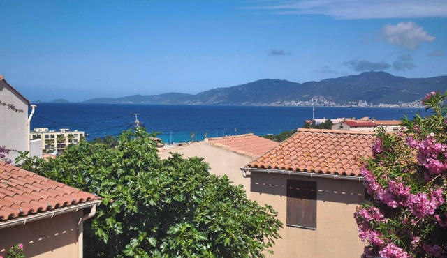 Studio apartment a stone's throw from Agosta beach