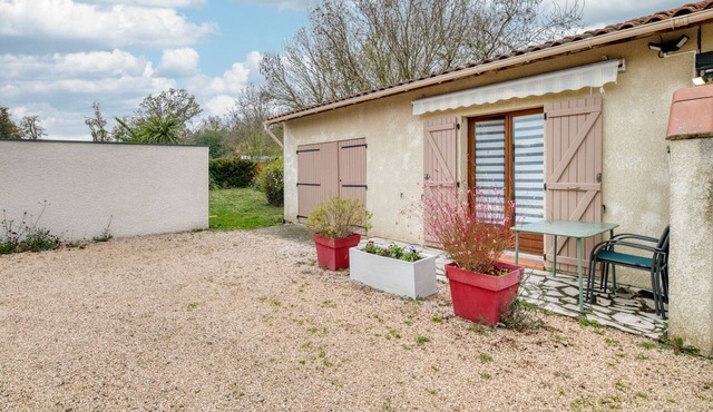 Studio Apartment 'Le Laurier' with Private Terrace, Shared Garden and Wi-Fi
