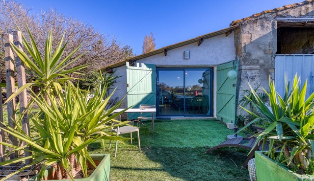 Studio Apartment 'Lovestudio Spa Privé Arles Campagne' with Private Terrace and Shared Garden