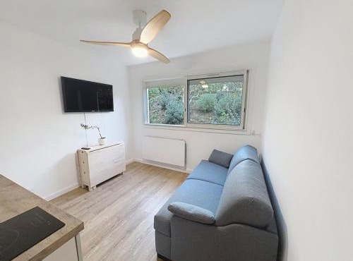 Studio avec canapé lit 2 places dans pièce de vie et lit une place dans coin nuit