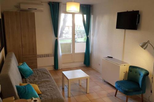 Studio rez-jardin proche plage WiFi, clim, garage