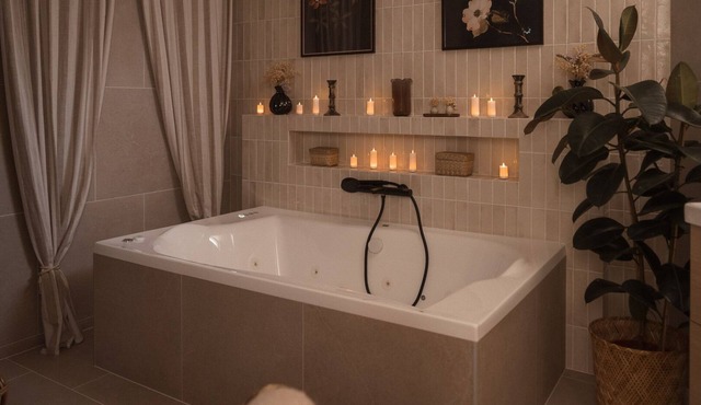 Studio-Romantic-Ensuite with Jet bath