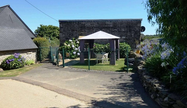Studio "Ti Maen" with Heated Pool