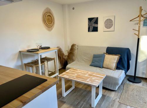Studio with private car park and air con