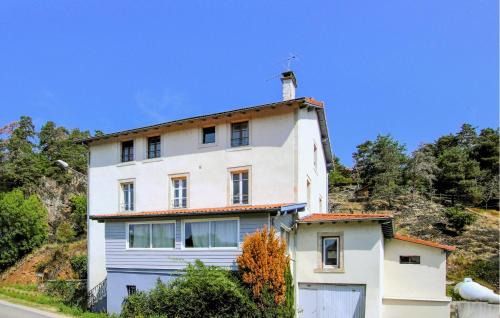 Stunning Apartment In Saint-Germain-La-Prade