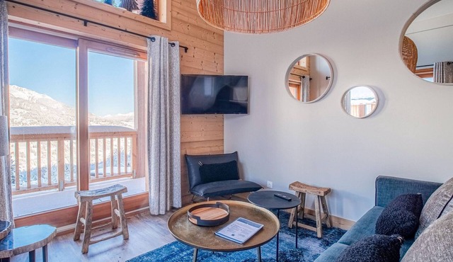 Stunning 3* duplex chalet with hotel services, ski-in/ski-out, parking, wifi