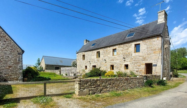 Stunning home in Ploumillau with WiFi