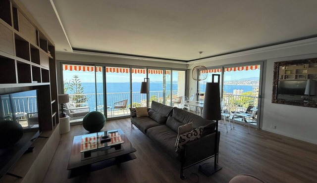 Superb apartment with exceptional sea view