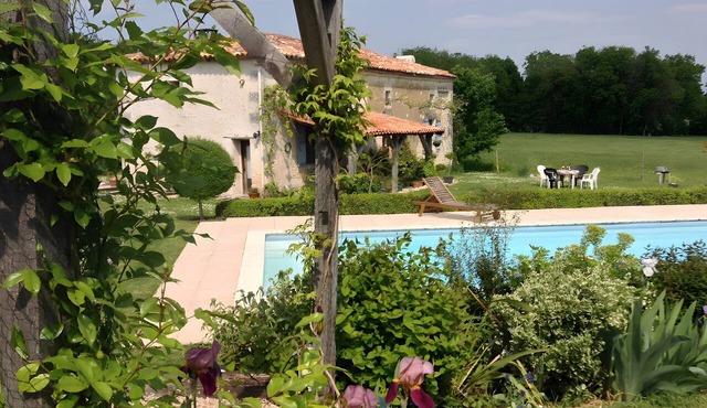 Superb Traditional Country House, Peaceful Setting, Near Amenities, with Pool