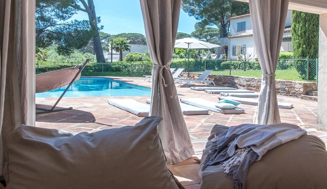 Superb property with beautiful garden, sea view and vis-à-vis the beach