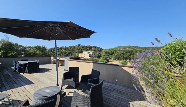 Superb roof terrace apartment with swimming pool and beach 200 metres away