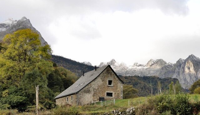 Superb sheepfold in the Lescun cirque with views of the Aiguilles d'Ansabère.